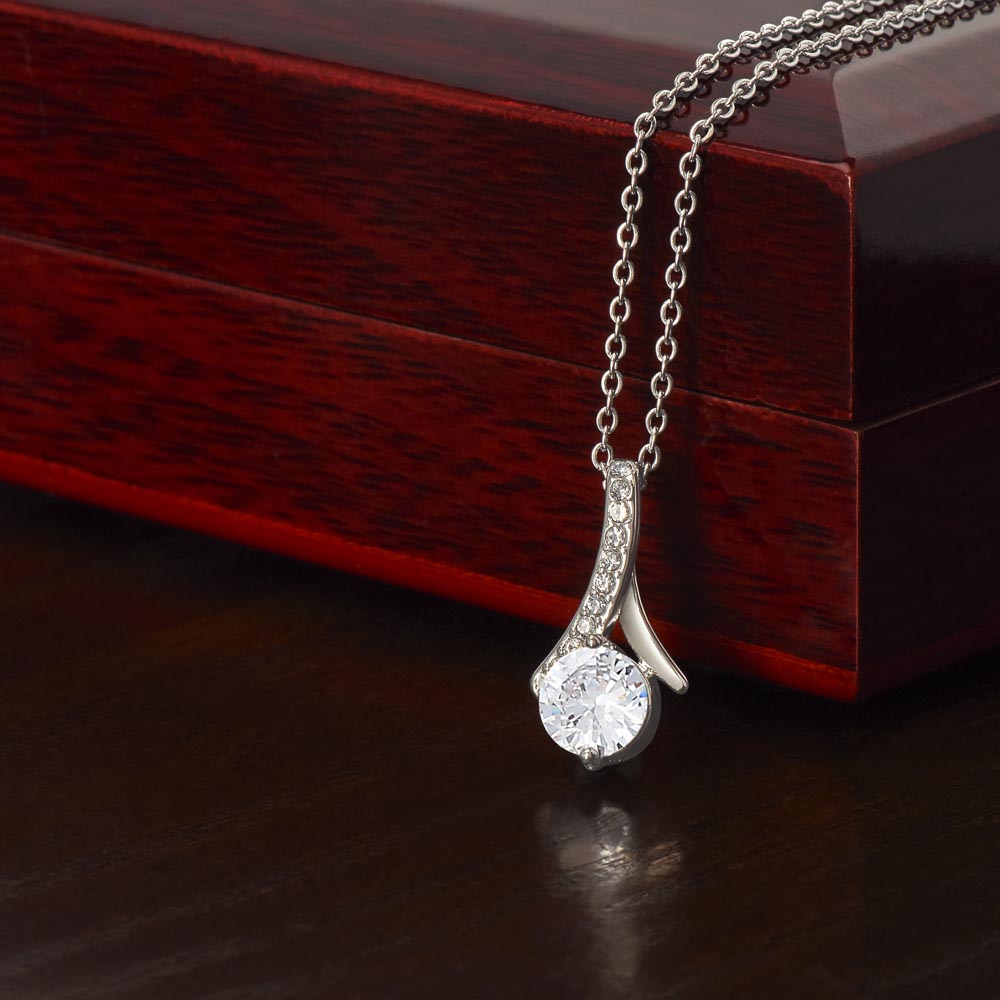 Her Radiant Glow – Alluring Beauty Necklace