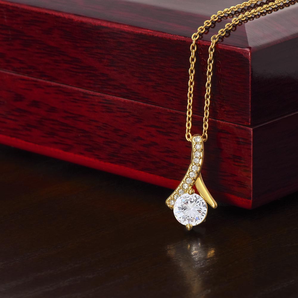Her Radiant Glow – Alluring Beauty Necklace